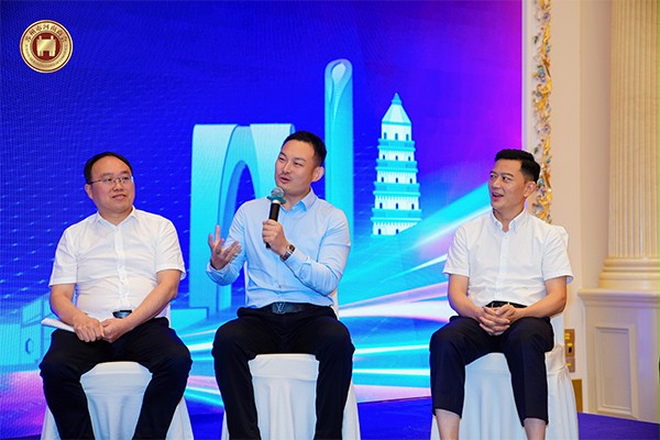 西朗门业董事长杨元嘉在论坛上发言 西朗门业董事长杨元嘉在论坛上发言