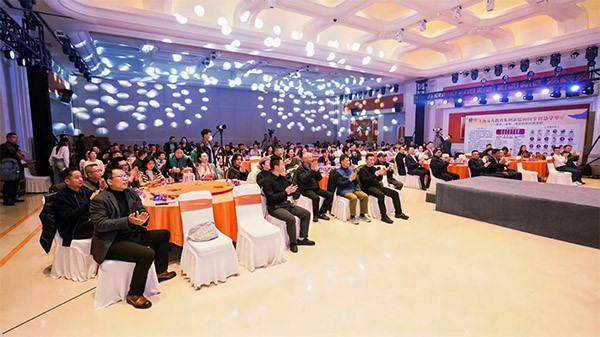 上图为:峰会现场 上图为:峰会现场