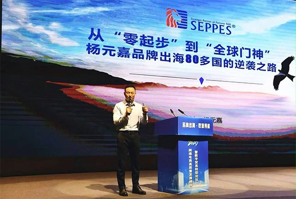上图为：西朗门业品牌创始人杨元嘉在做主题分享受