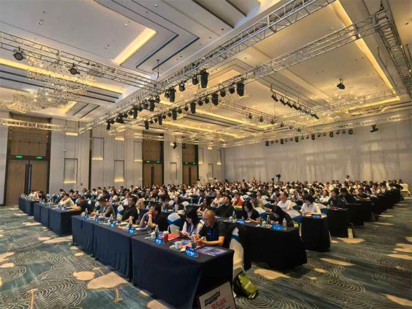 上图为：峰会现场260多位企业家汇聚一堂