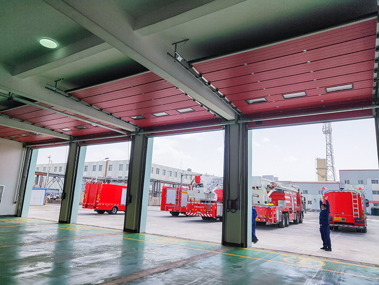 青海盐湖化工消防应急救援基地消防提升门.jpg 青海盐湖化工消防应急救援基地消防提升门.jpg