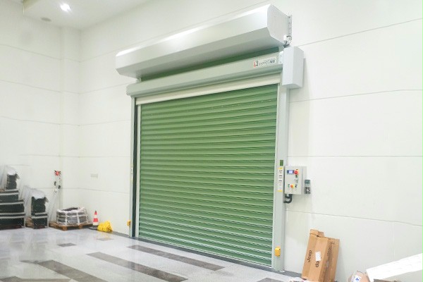 西朗门业快速卷帘门+钢制卷帘门组合