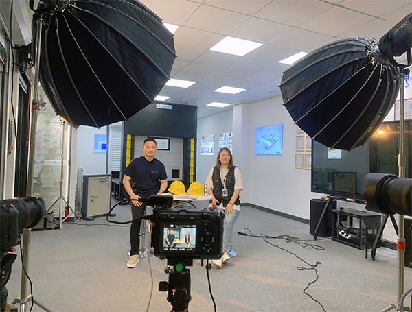 西朗门业董事长杨元嘉接受阿里巴巴国际站采访现场 西朗门业董事长杨元嘉接受阿里巴巴国际站采访现场